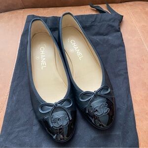 CHANEL Black Patent Cap Toe CC Logo Ballet Flats